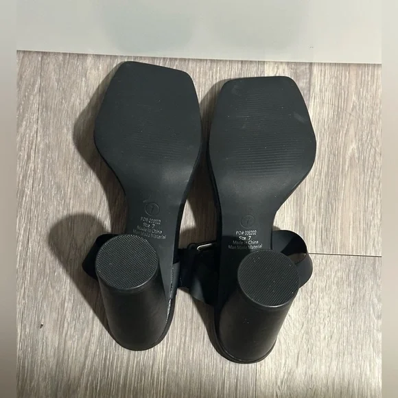 Journee Collection Black Heels with Block Heel - Picture 2 of 3